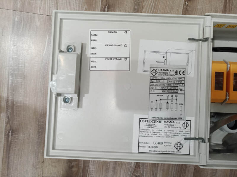 Poistková skriňa na stĺp Hasma SPP 1/2 E IV P51 pre dvoch odberateľov (6x PN000) vrátane úchytu na stĺp ; energetický zámok - POŠKODENÁ