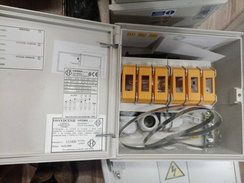 Poistková skriňa na stĺp Hasma SPP 1/2 E IV P51 pre dvoch odberateľov (6x PN000) vrátane úchytu na stĺp ; energetický zámok - POŠKODENÁ