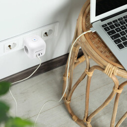 Rozbočovacia zásuvka - rozdvojka Qoltec 52548 kocka 6v1 3x230V 2xUSB(A) 1xUSB(C) 20W biela s vypínačom