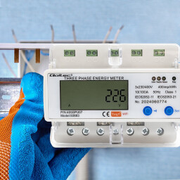 Digitálny elektromer Qoltec 50883 DIN 3-fázový 3x230/400V 100A WiFi (Tuya)