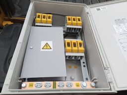 Poistková skriňa na stĺp SPP 10 S VV/S 70/35 pre troch odberateľov, 3x(3)PN000, vrátane úchytu na stĺp, energetický uzáver