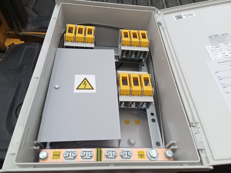 Poistková skriňa na stĺp SPP 10 S VV/S 70/35 pre troch odberateľov, 3x(3)PN000, vrátane úchytu na stĺp, energetický uzáver