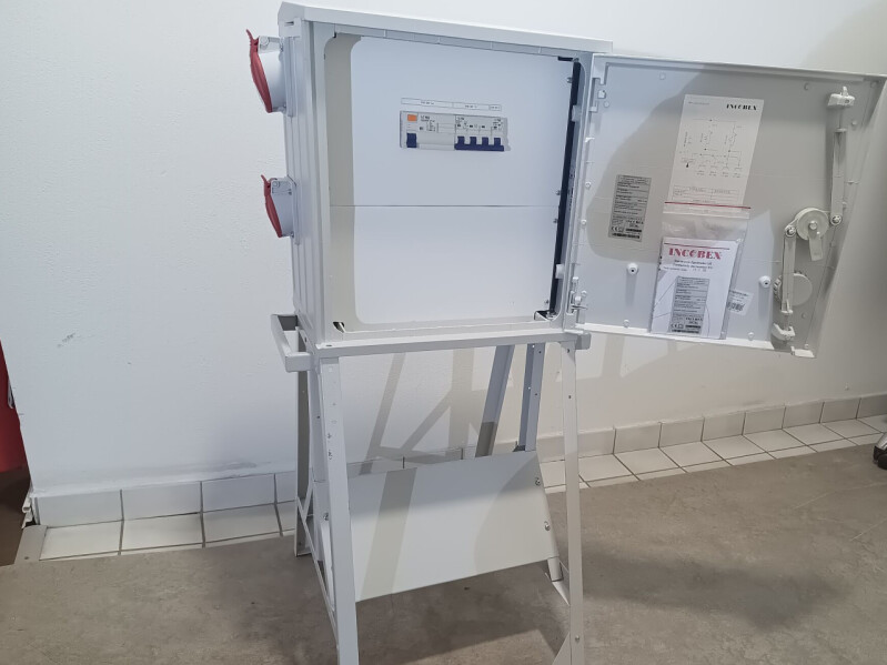 Staveniskový rozvádzač RB-4/32A/3x16A/KS Incobex R6E33-0001-001 (1x32A/5pól. , 1x16A/5pól. + 2x 16A/250V)