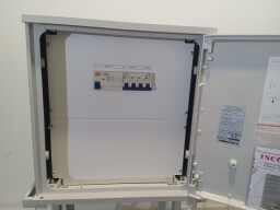 Staveniskový rozvádzač RB-4/32A/3x16A/KS Incobex R6E33-0001-001 (1x32A/5pól. , 1x16A/5pól. + 2x 16A/250V)