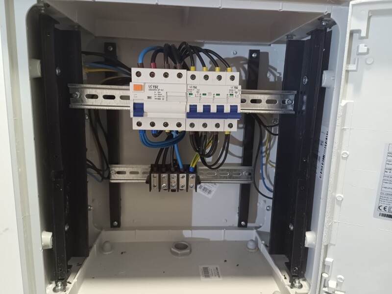 Staveniskový rozvádzač RB-4/32A/3x16A/KS Incobex R6E33-0001-001 (1x32A/5pól. , 1x16A/5pól. + 2x 16A/250V)