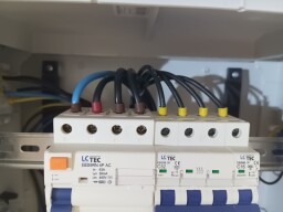 Staveniskový rozvádzač RB-4/32A/3x16A/KS Incobex R6E33-0001-001 (1x32A/5pól. , 1x16A/5pól. + 2x 16A/250V)