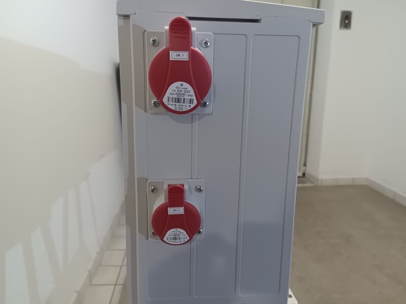 Staveniskový rozvádzač RB-4/32A/3x16A/KS Incobex R6E33-0001-001 (1x32A/5pól. , 1x16A/5pól. + 2x 16A/250V)